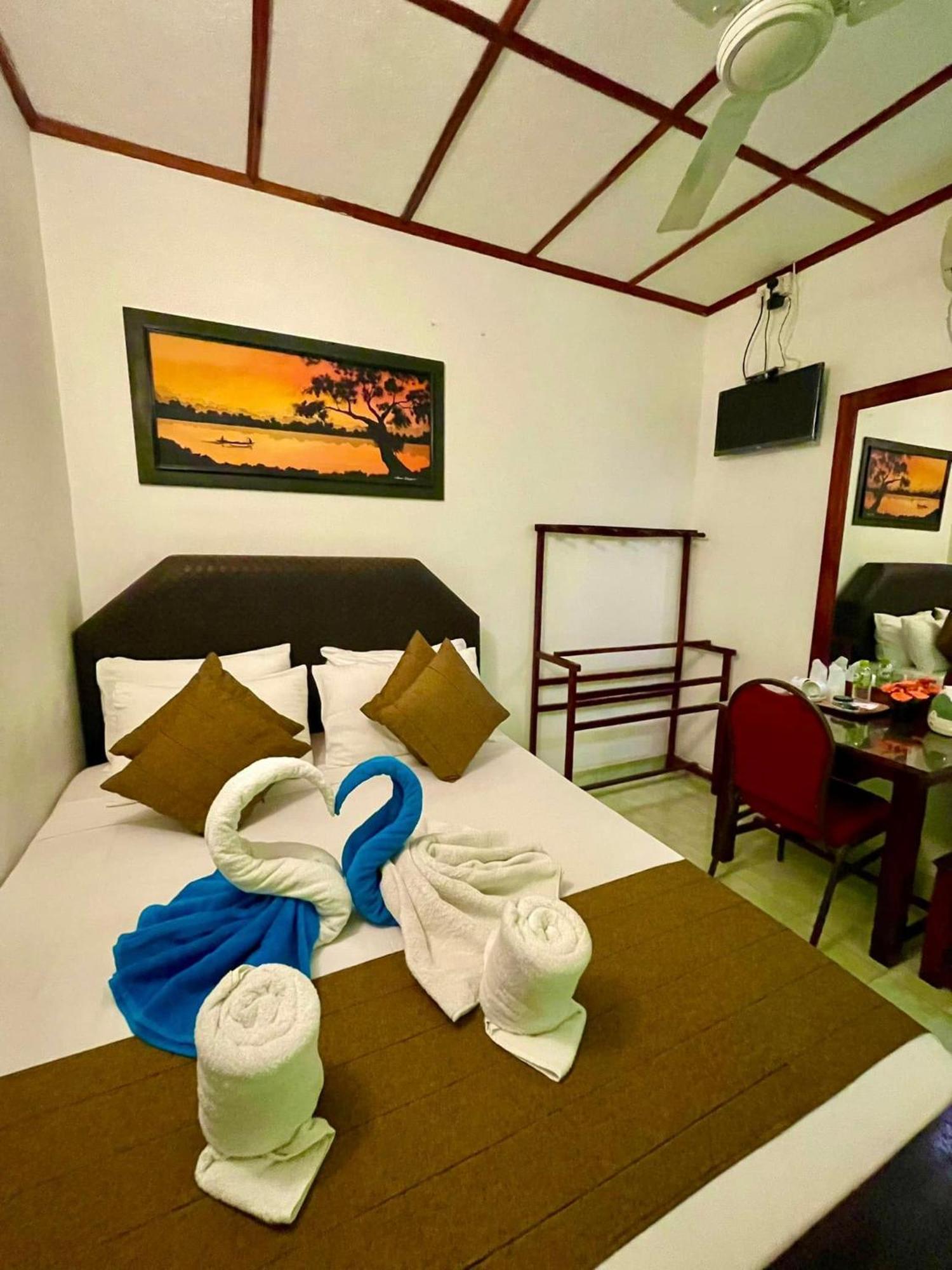 Thilaka City Hotel Anuradhapura Bagian luar foto