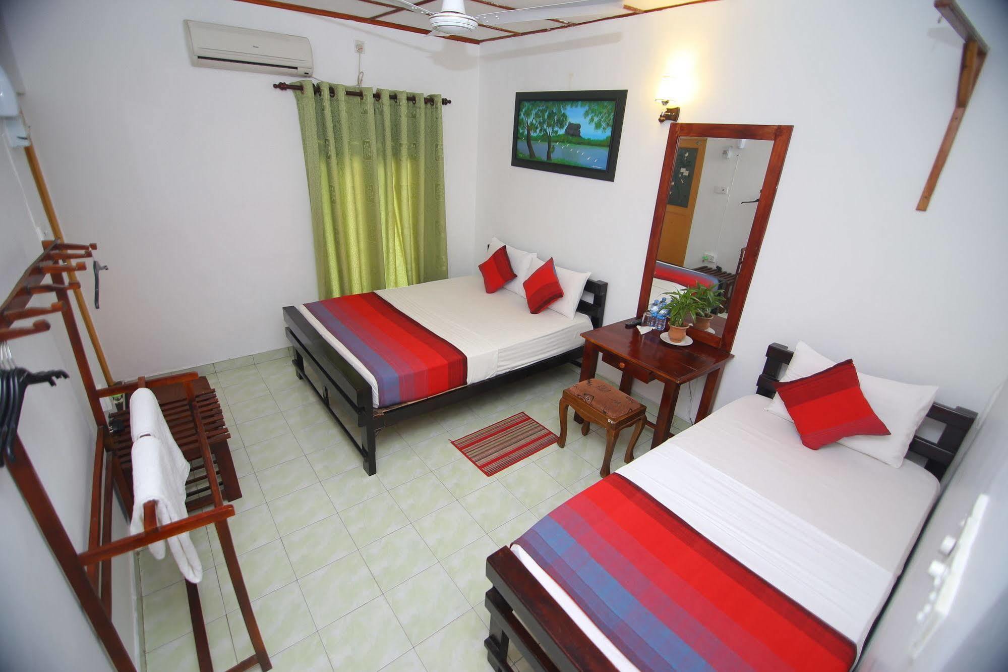 Thilaka City Hotel Anuradhapura Bagian luar foto