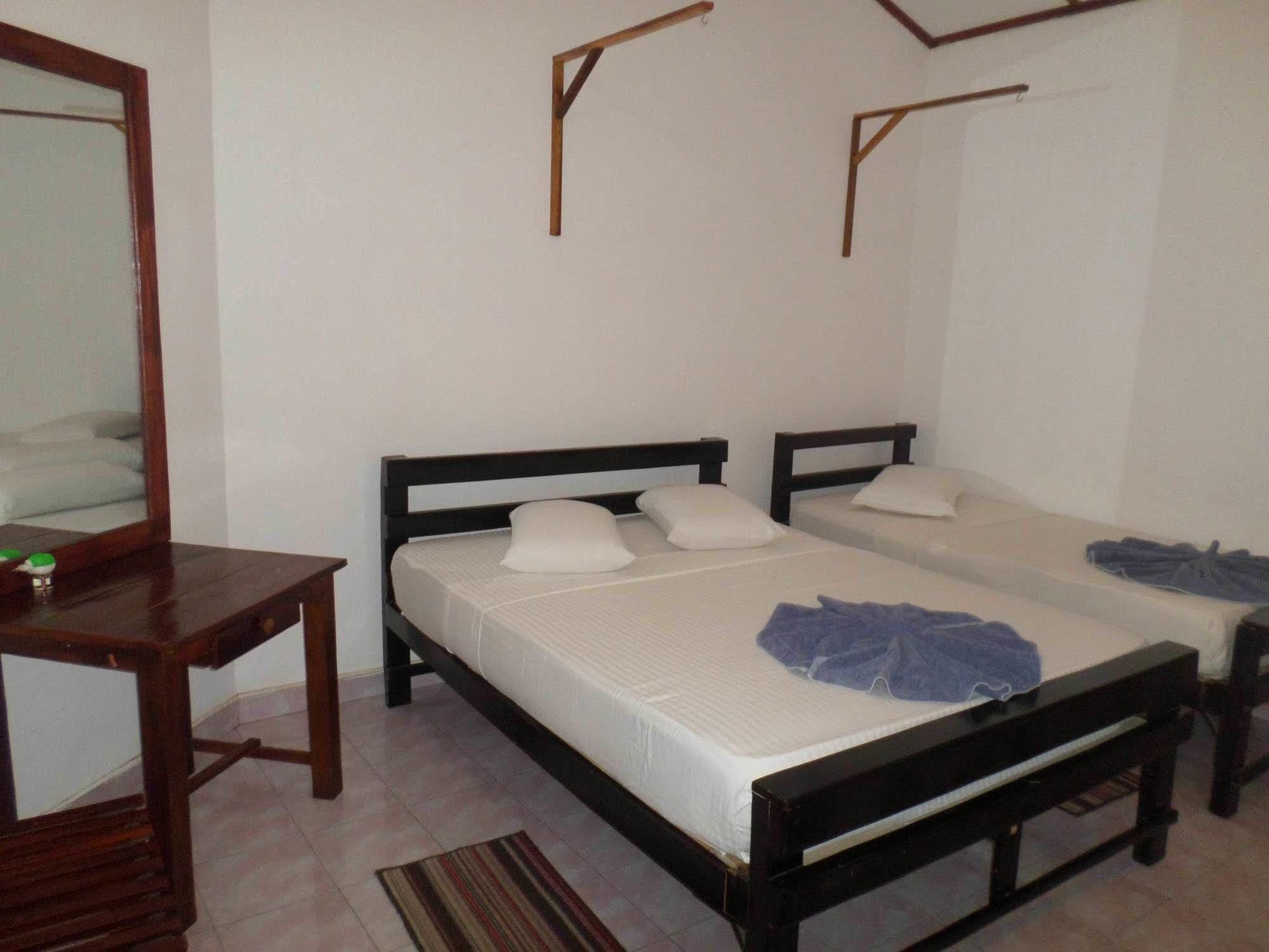Thilaka City Hotel Anuradhapura Bagian luar foto