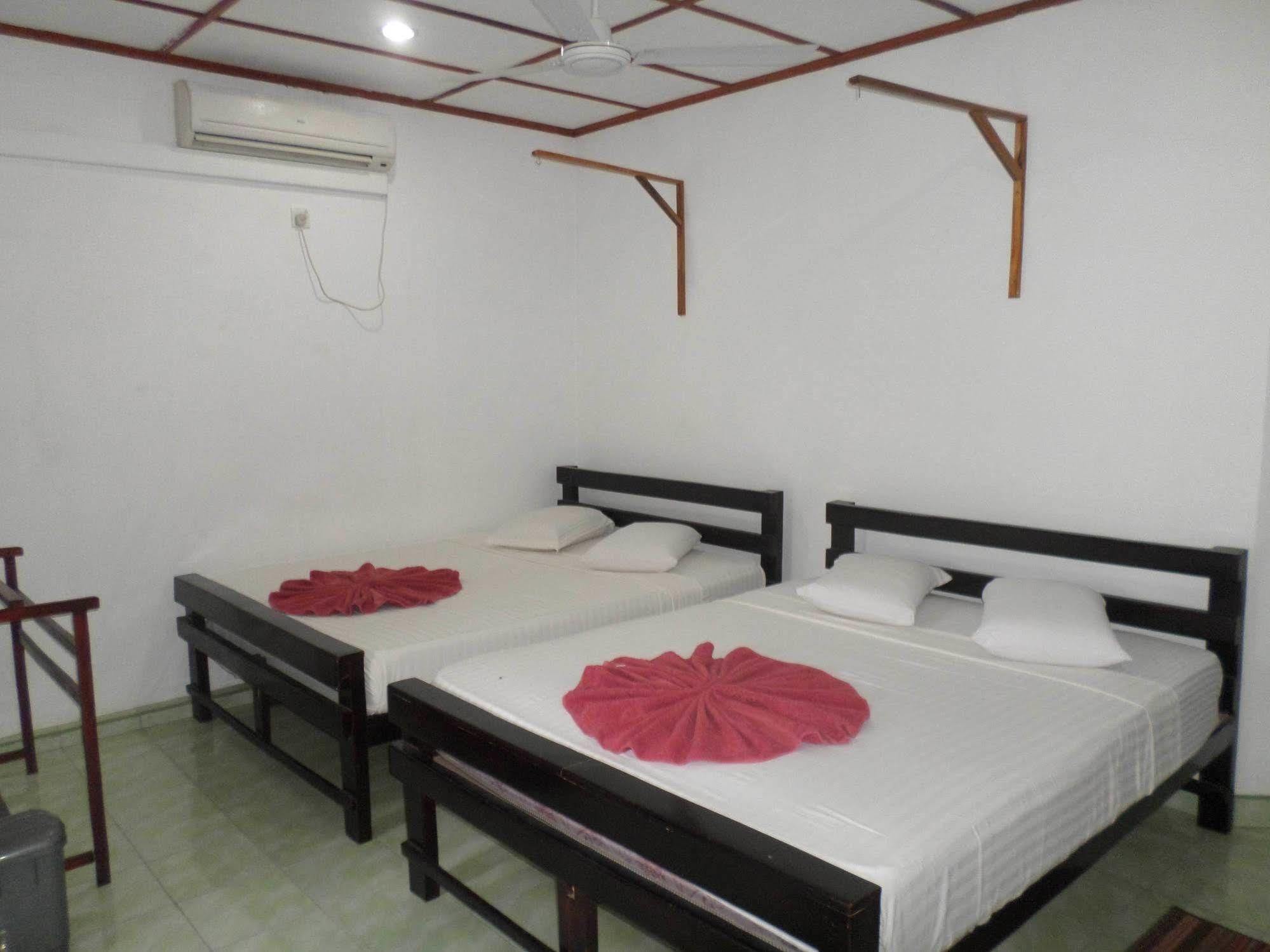 Thilaka City Hotel Anuradhapura Bagian luar foto