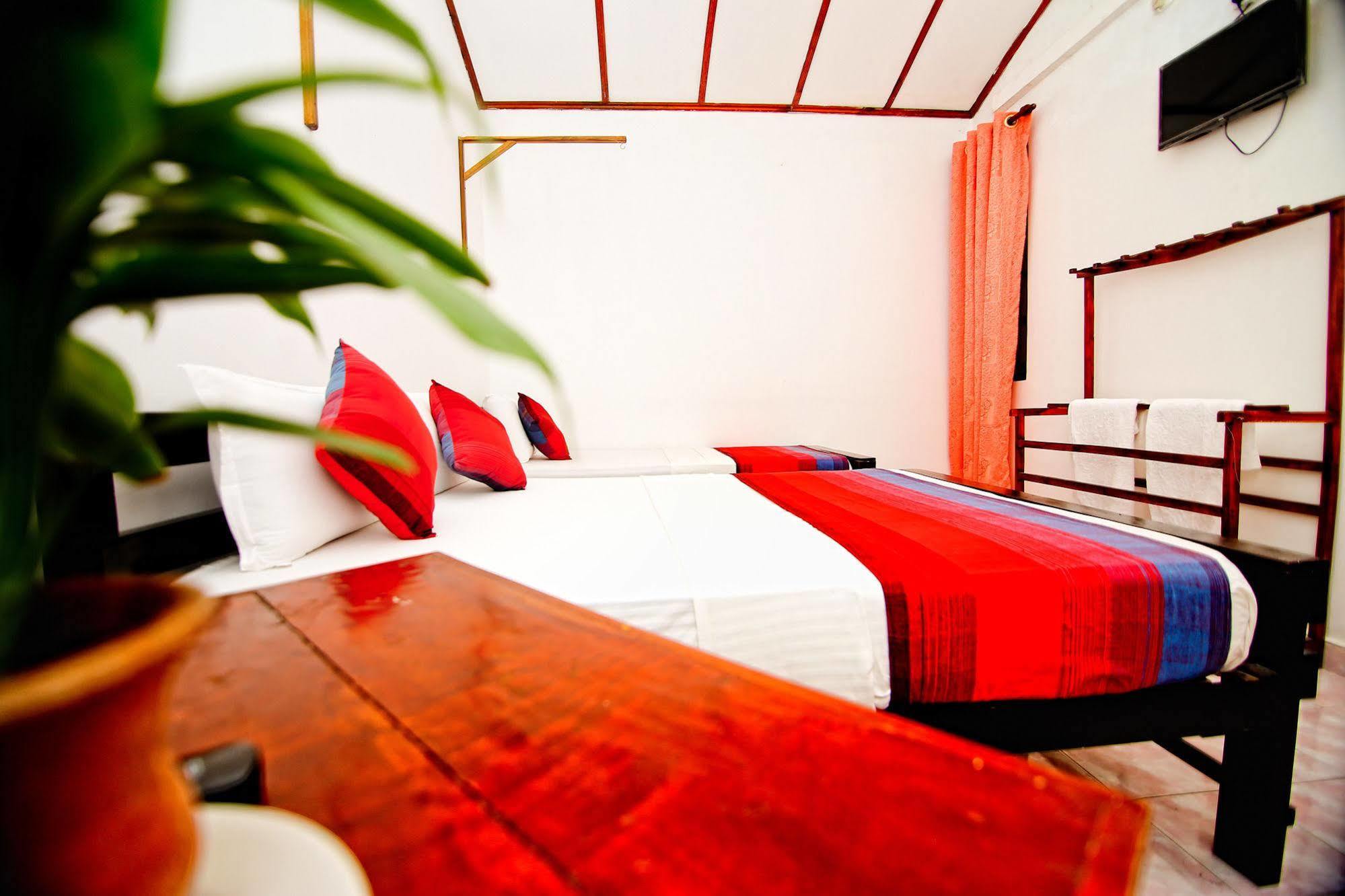Thilaka City Hotel Anuradhapura Bagian luar foto