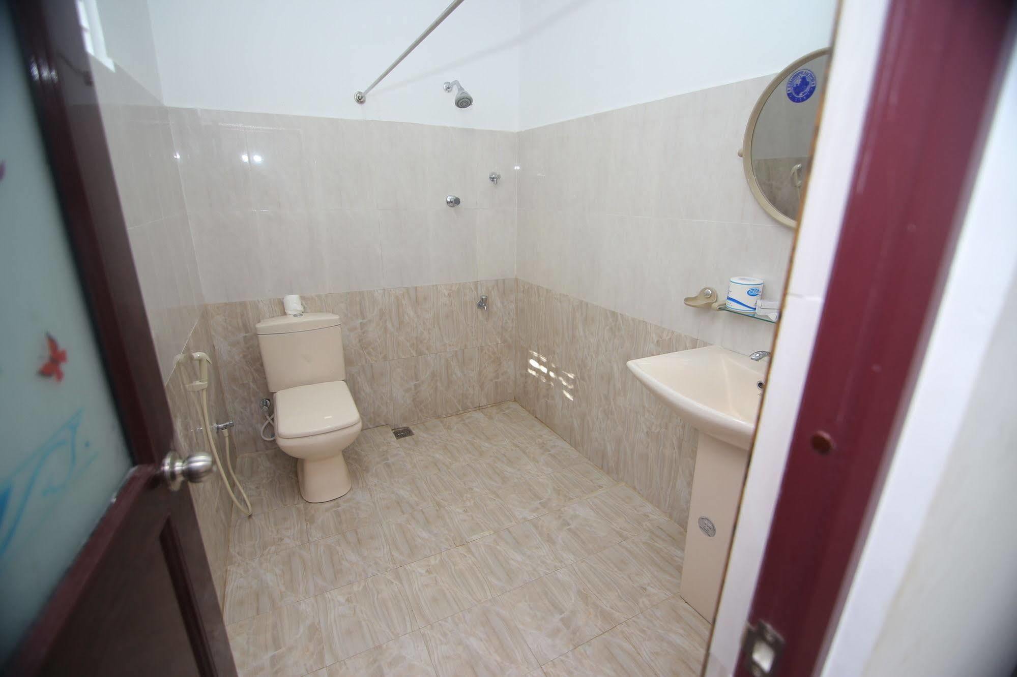 Thilaka City Hotel Anuradhapura Bagian luar foto