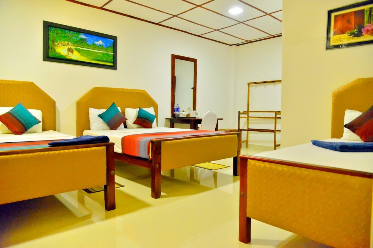 Thilaka City Hotel Anuradhapura Bagian luar foto